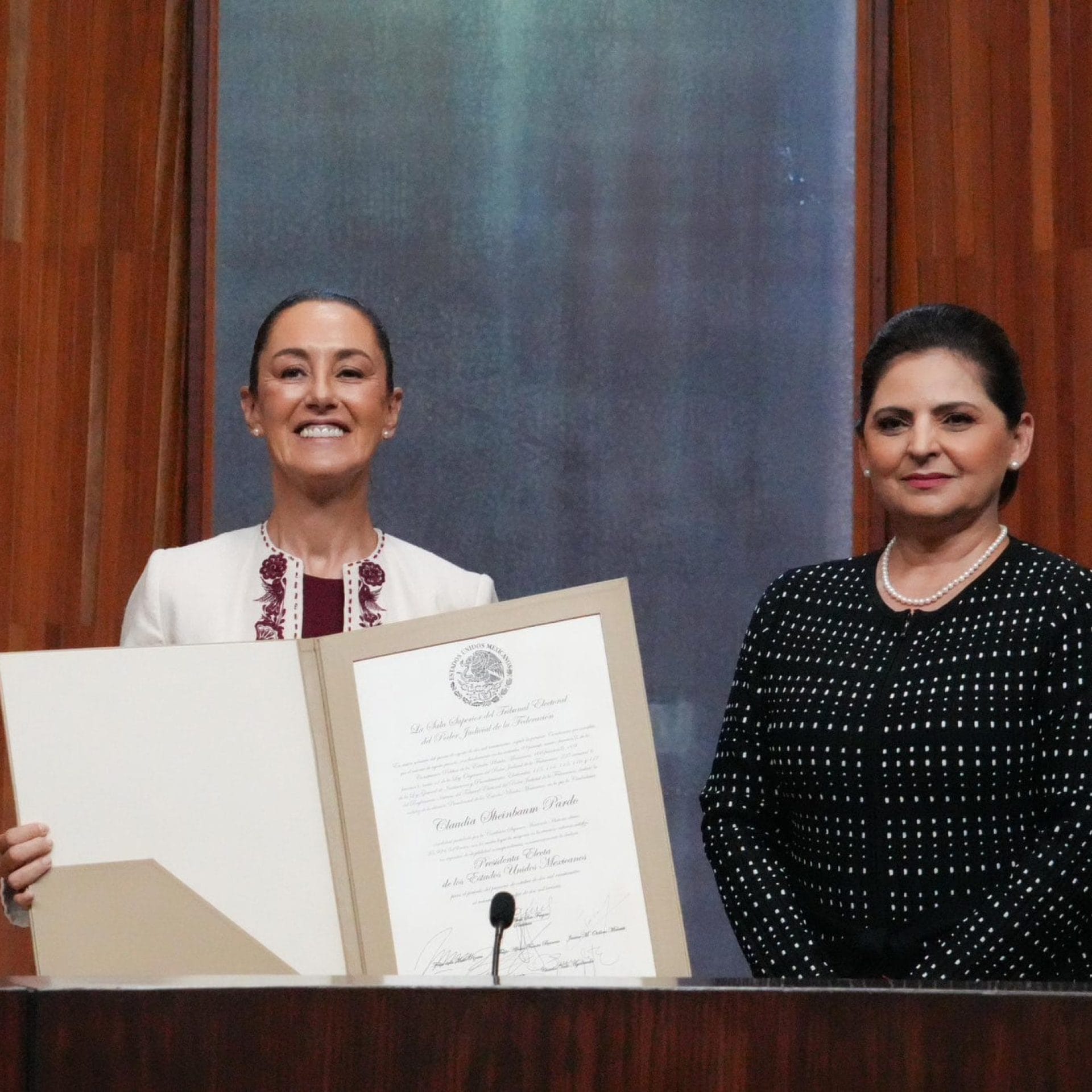 Claudia Sheinbaum recibe constancia como presidenta electa de MÃ©xico