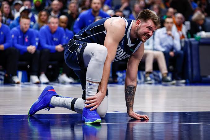 nxnoticias.com-el-base-de-los-mavericks-luka-doncic-sufre-lesion-en-pleno-juego