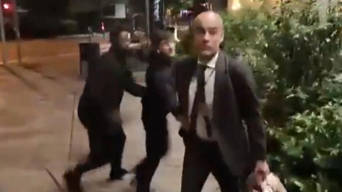 nxnoticias.com-tension-en-las-calles-pep-guardiola-enfrenta-a-un-aficionado