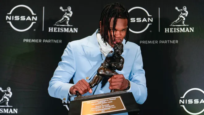 nxnoticias.com-travis-hunter-hace-historia-al-ganar-el-trofeo-heisman-2024