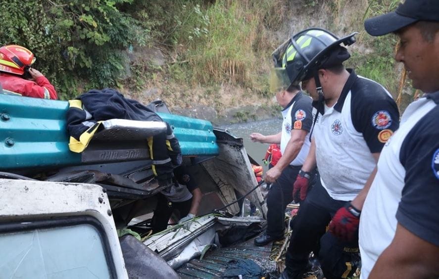nxnoticias.com-cae-autobus-al-fondo-de-un-barranco-en-guatemala-hay-mas-de-50-muertos