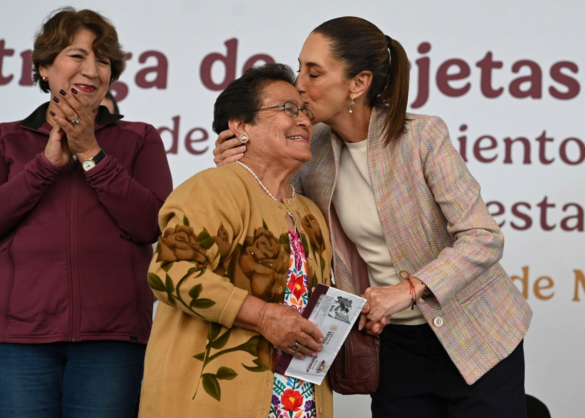 nxnoticias.com-presidenta-entrega-apoyos-en-valle-de-chalco-y-envia-mensaje-a-paisanos