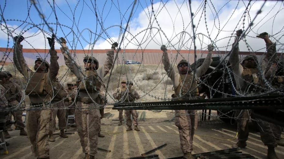 nxnoticias.com-tension-en-frontera-refuerzan-con-alambre-de-puas-muro-fronterizo