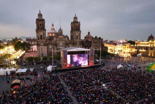 nxnoticias.com-proyeccion-masiva-de-flow-en-el-zocalo-conmueve-a-su-director