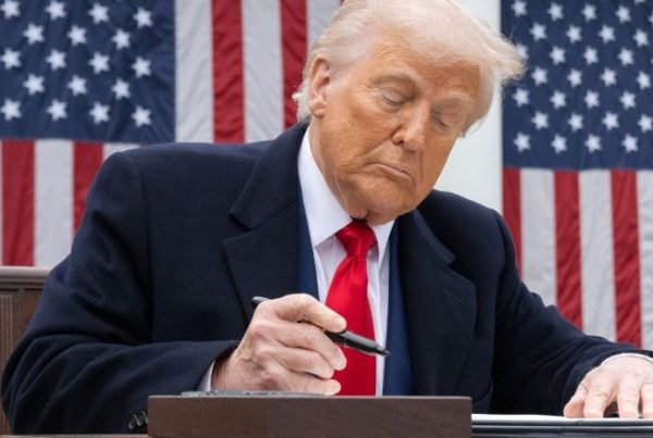 nxnoticias.com-trump-ordena-recortar-fondos-a-medios-publicos