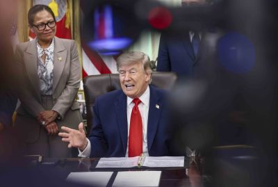 Donald Trump firmando una proclamación en la Oficina Oval (junio 2026).