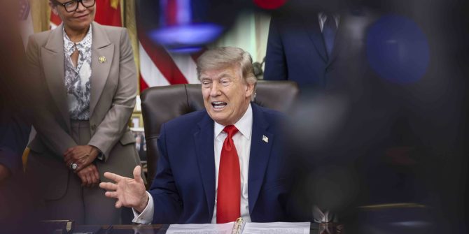 Donald Trump firmando una proclamación en la Oficina Oval (junio 2026).