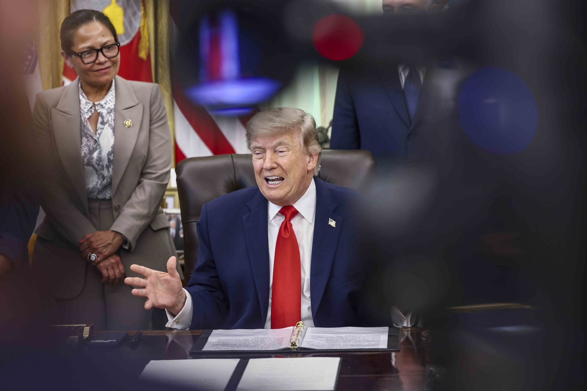 Donald Trump firmando una proclamación en la Oficina Oval (junio 2026).