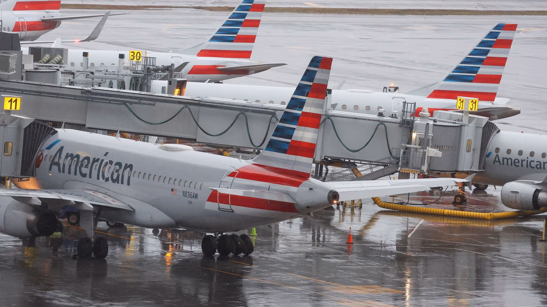 American Airlines suspende vuelos.