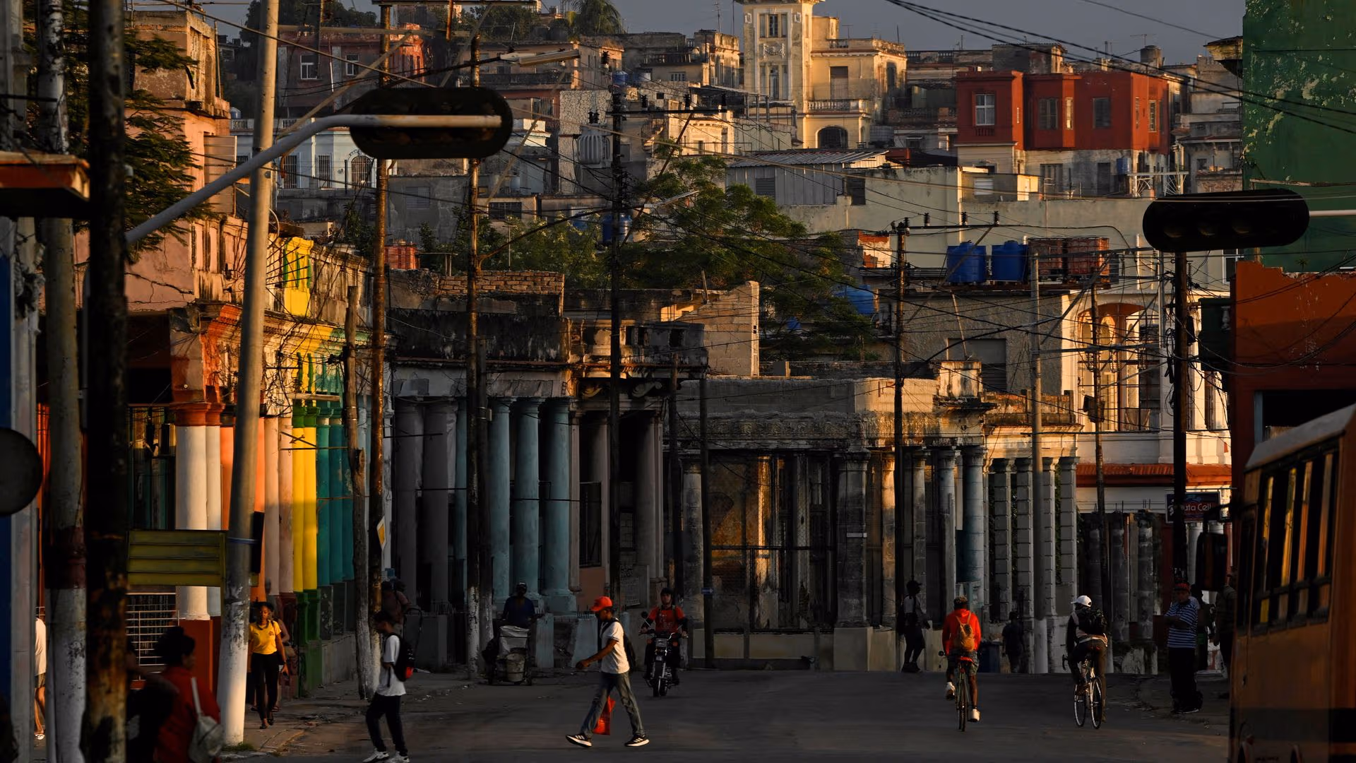 Población de Cuba padece crisis energética.