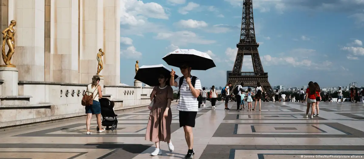 Vista de la Torre Eiffel durante la ola de calor de julio 2026 en París.