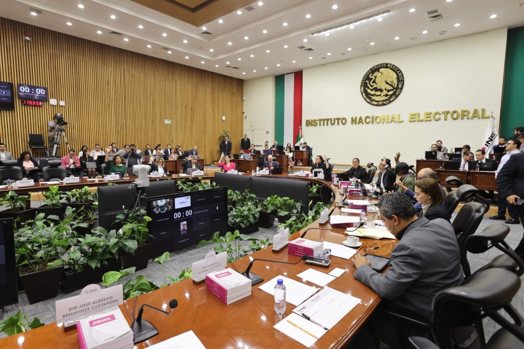 Mexicanos mantienen confianza en el INE.