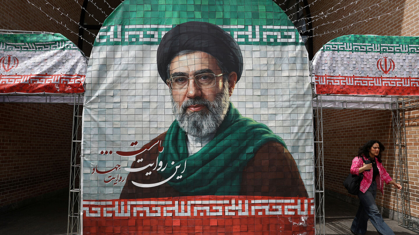 Valla publicitaria de Mojtaba Khamenei.