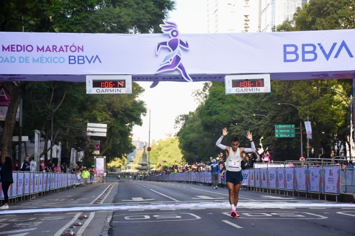 Jorge Luis Cruz, tercer lugar del Medio Maratón CDMX 2026.