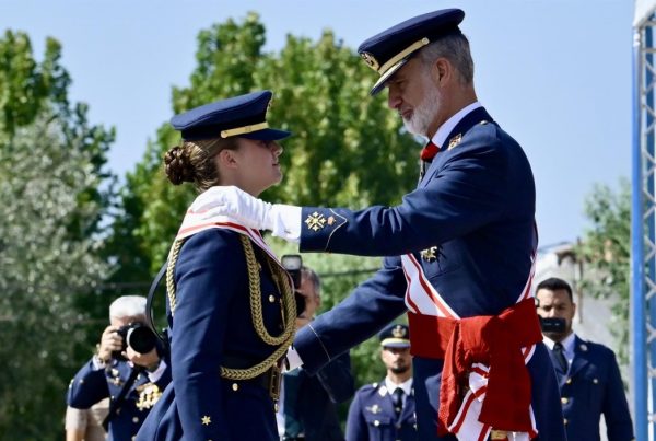 El Rey Felipe VI impone la Gran Cruz del Mérito Aeronáutico a la Princesa Leonor en San Javier