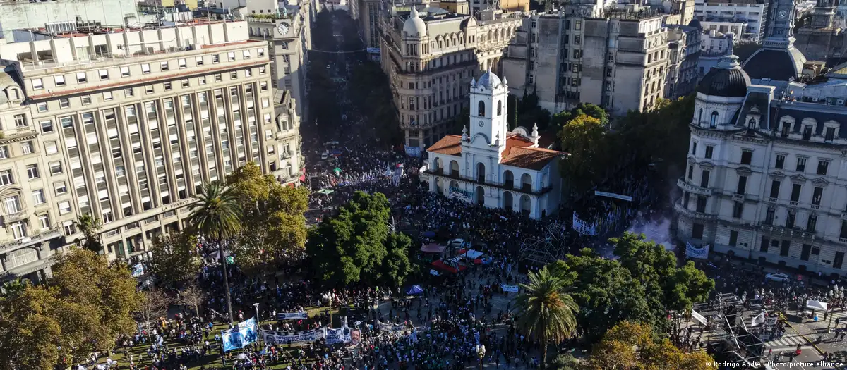 Nuevas protestas en Argentina contra ajustes de Milei.