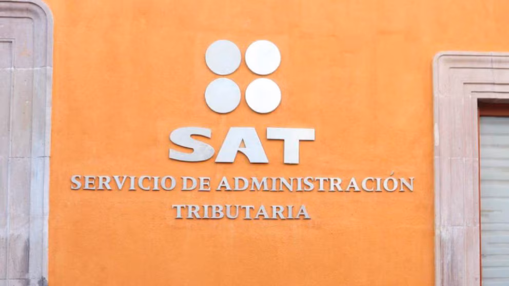 SAT publica listas de contribuyentes que emiten facturas falsas.