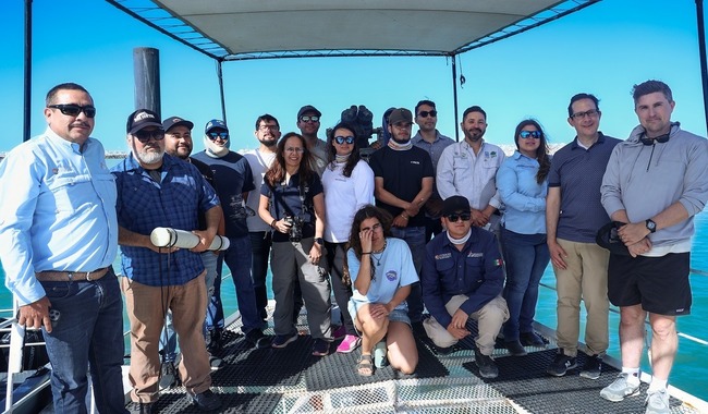 Jóvenes de San Felipe capacitándose como observadores de la vaquita marina con equipo especializado.