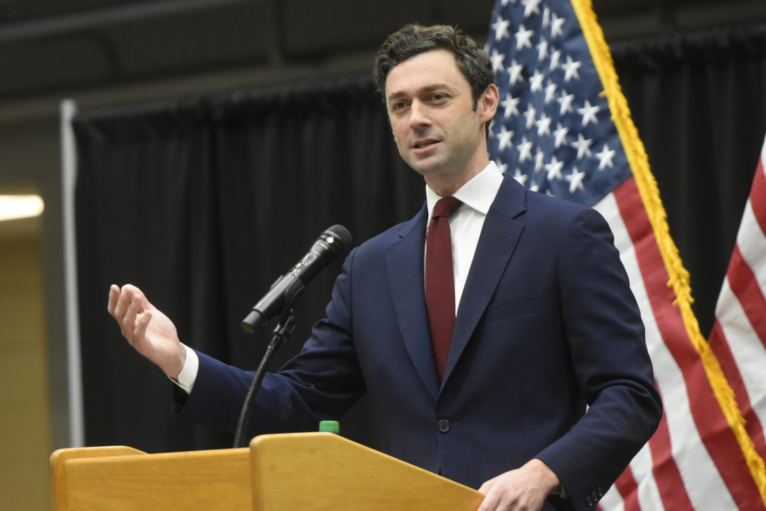 Senador Jon Ossoff critica guerra de Trump.