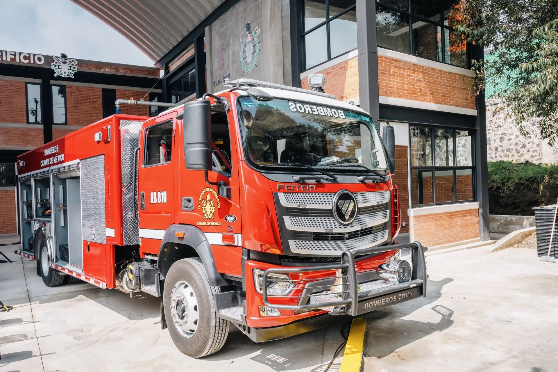 Gaby Osorio inaugura nueva estación de bomberos en Topilejo.