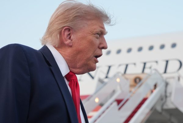 Trump conversa con Burnham.