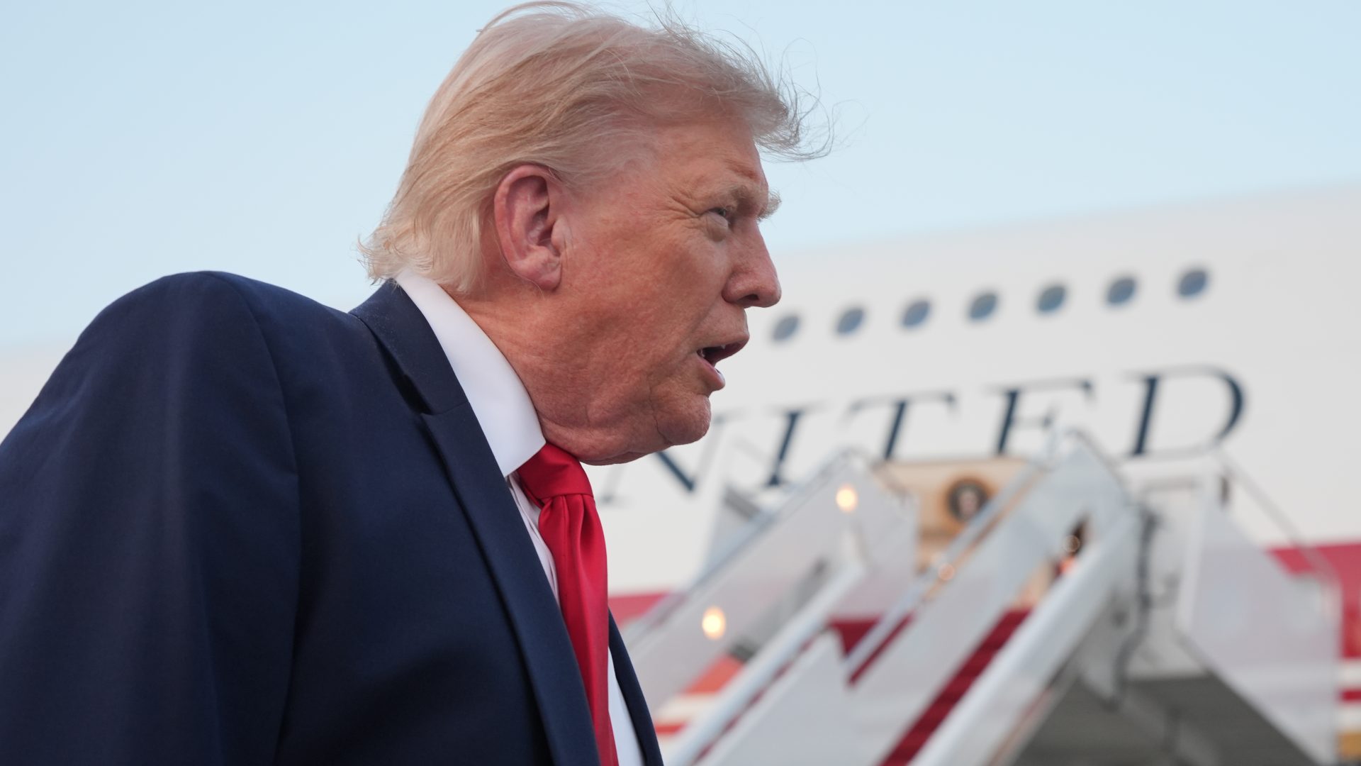 Trump conversa con Burnham.