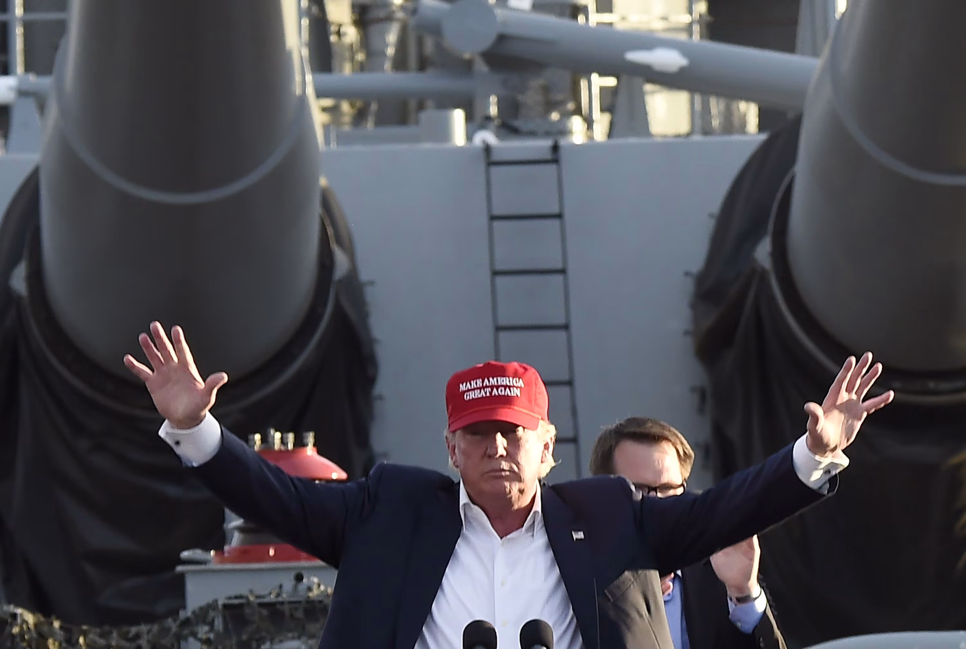 Trump blinda suministros militares.