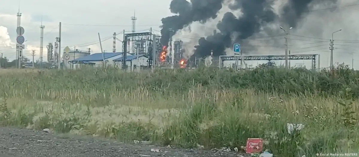Ucrania ataca refinerías en Rusia.