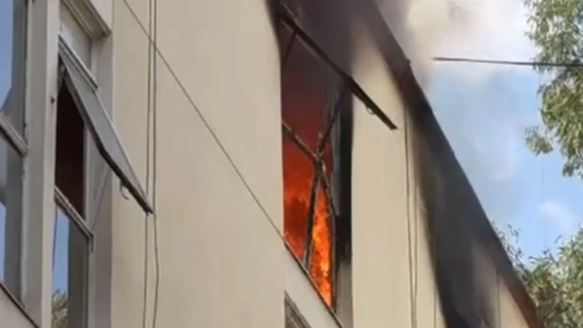 Bomberos controlan incendio en Copilco.