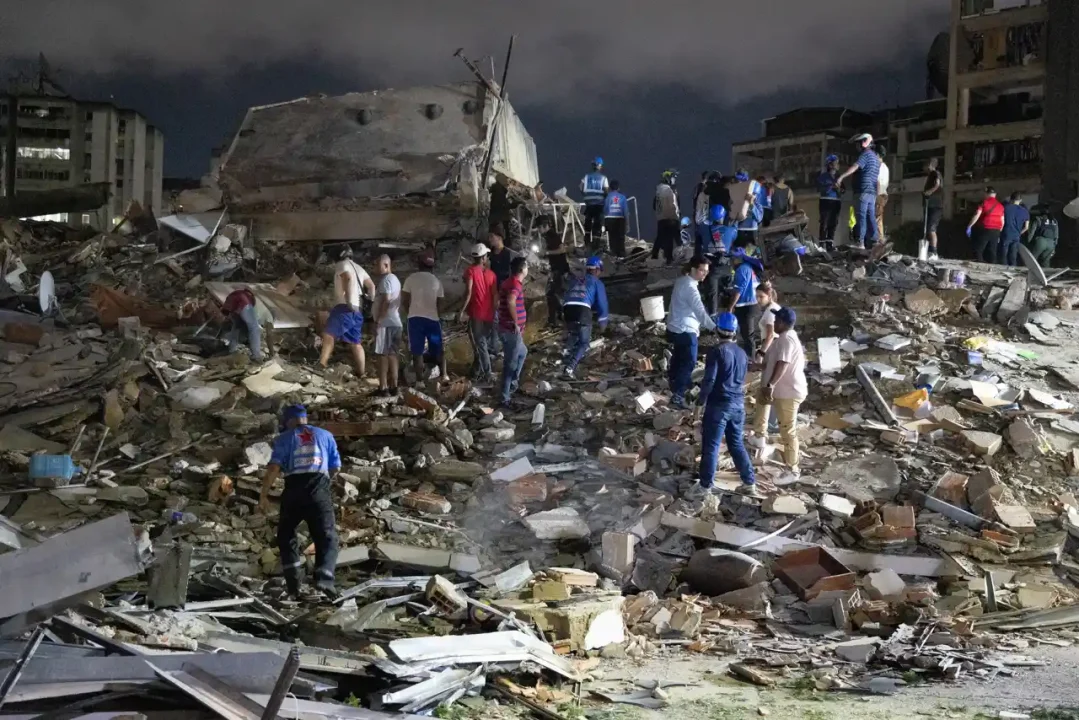 Equipos forenses recuperando cuerpos tras terremoto en Venezuela 2026.