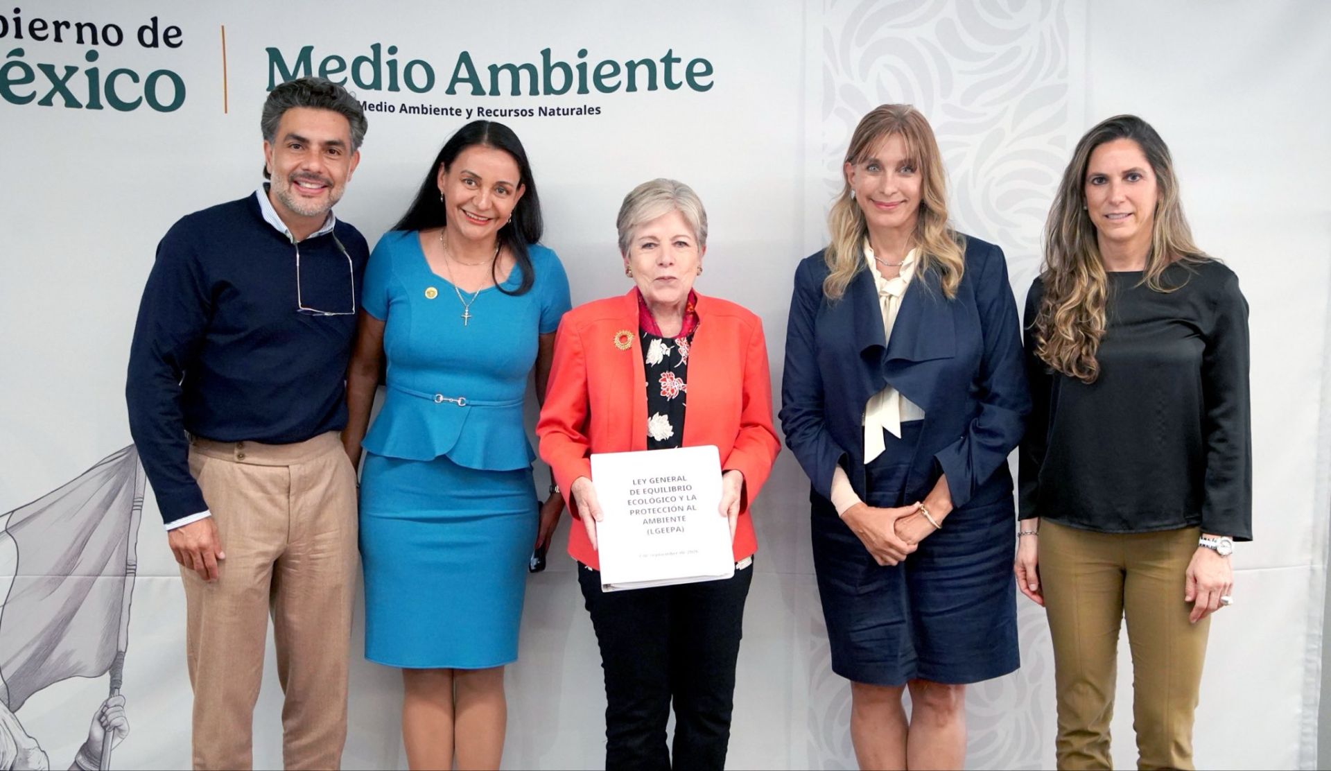 Semarnat avanza con ley de protección animal.