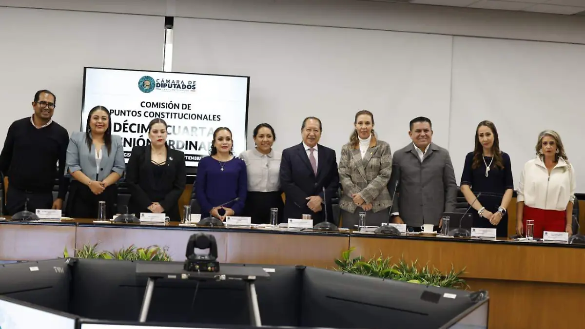 Comisión de Puntos Constitucionales en San Lázaro avala reforma sobre doble nacionalidad de candidatos.
