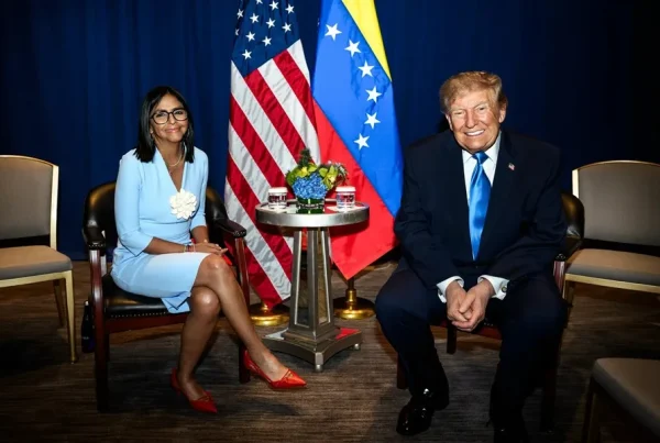 Delcy Rodríguez sostiene encuentro a puerta cerrada con Donald Trump.