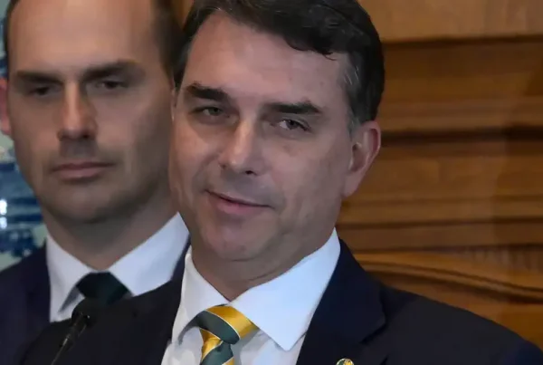 Tribunal Electoral de Brasil exonera a Flávio Bolsonaro.