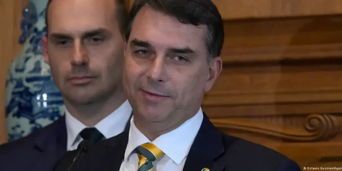 Tribunal Electoral de Brasil exonera a Flávio Bolsonaro.