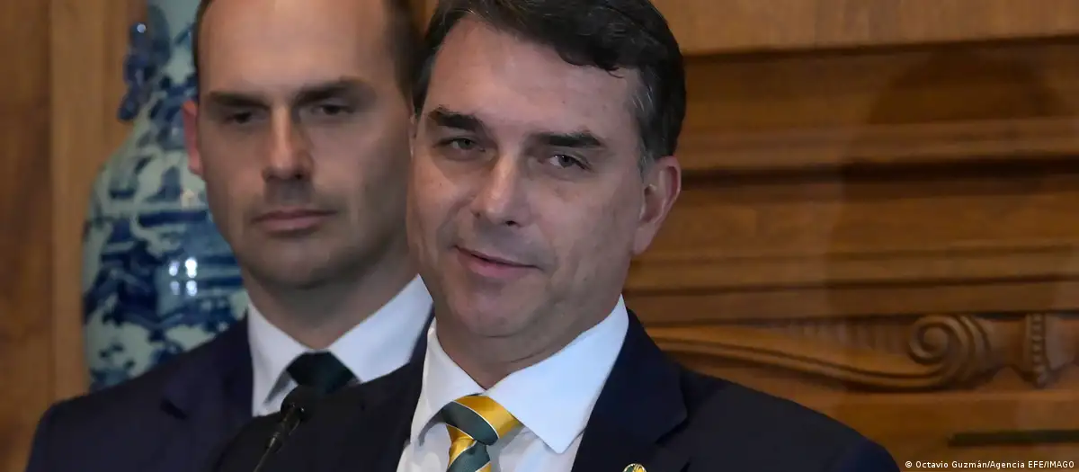 Tribunal Electoral de Brasil exonera a Flávio Bolsonaro.