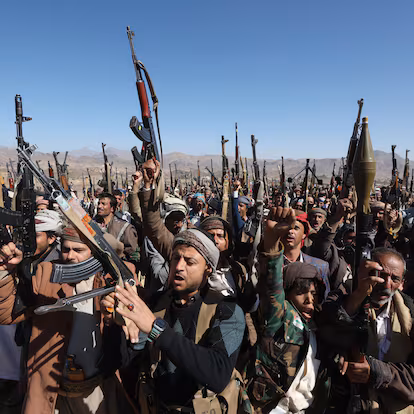 Nueva escalada de enfrentamientos en Yemen deja daños en infraestructura.