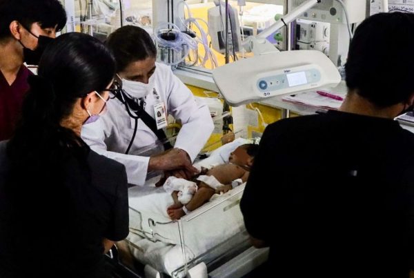 IMSS entrega expedientes de bebés fallecidos en hospital de Durango.