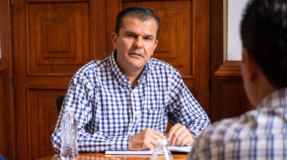 Hermano de Carlos Manzo responde a señalamientos en su contra.