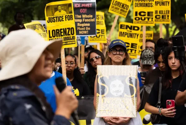 Identifican al agente del ICE que agredió a Lorenzo Salgado.
