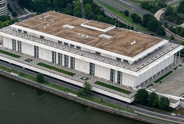 Kennedy Center cierra en medio de disputa por nombre de Donald Trump.
