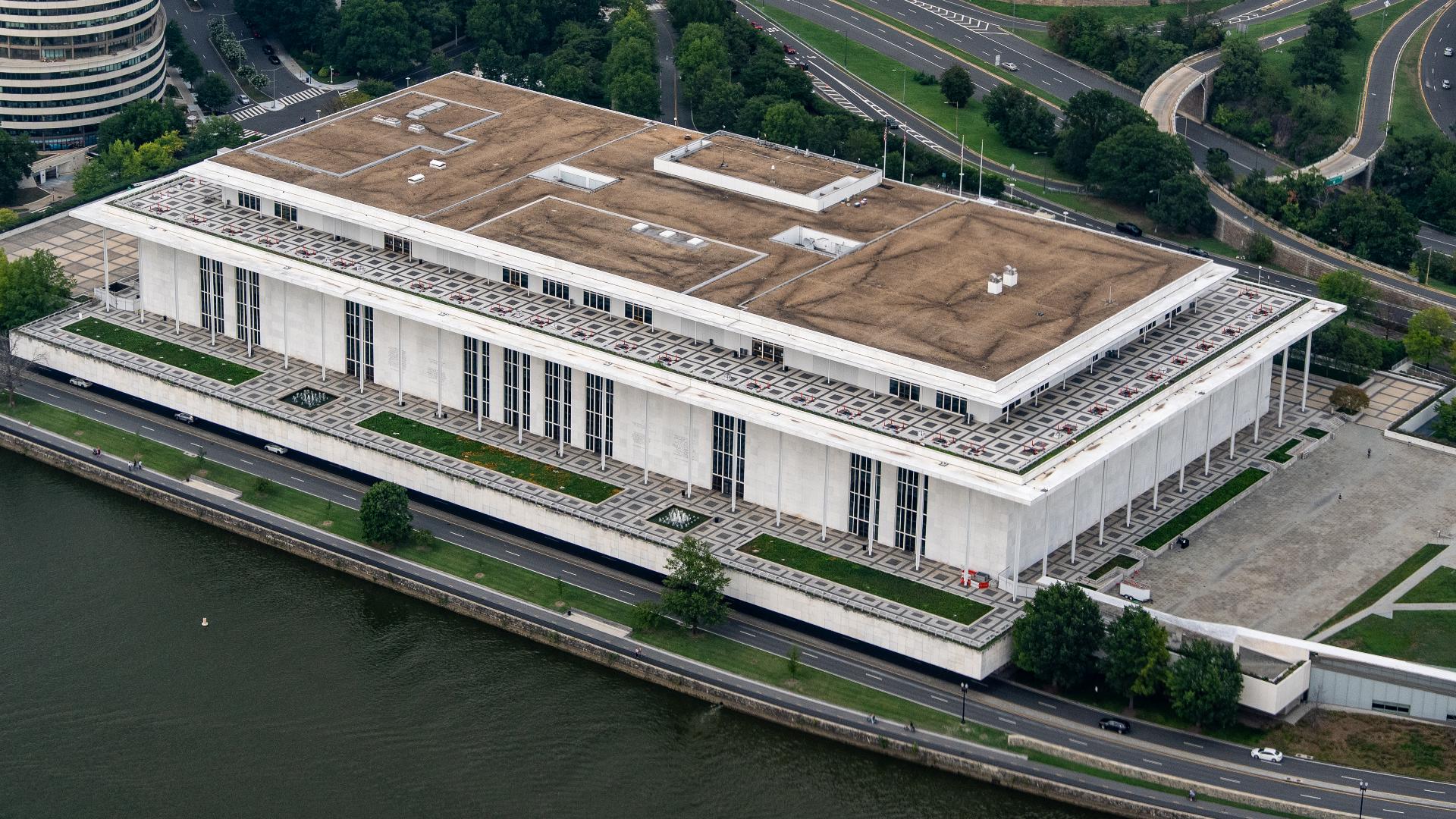 Kennedy Center cierra en medio de disputa por nombre de Donald Trump.