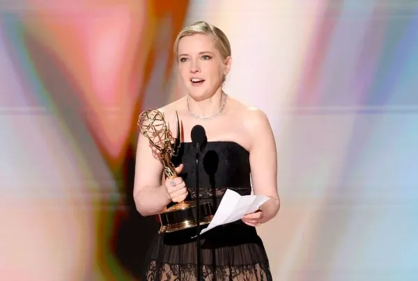 Katie Dippold recibe un Emmy por Widow's Bay.