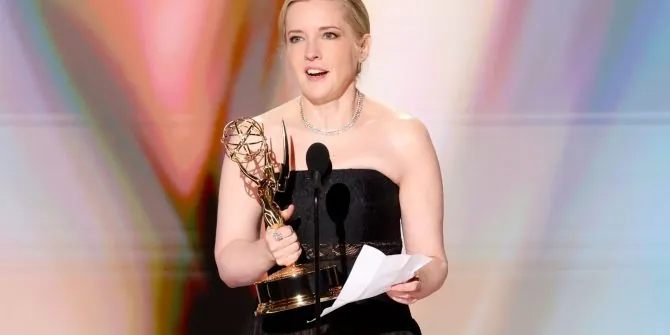 Katie Dippold recibe un Emmy por Widow's Bay.