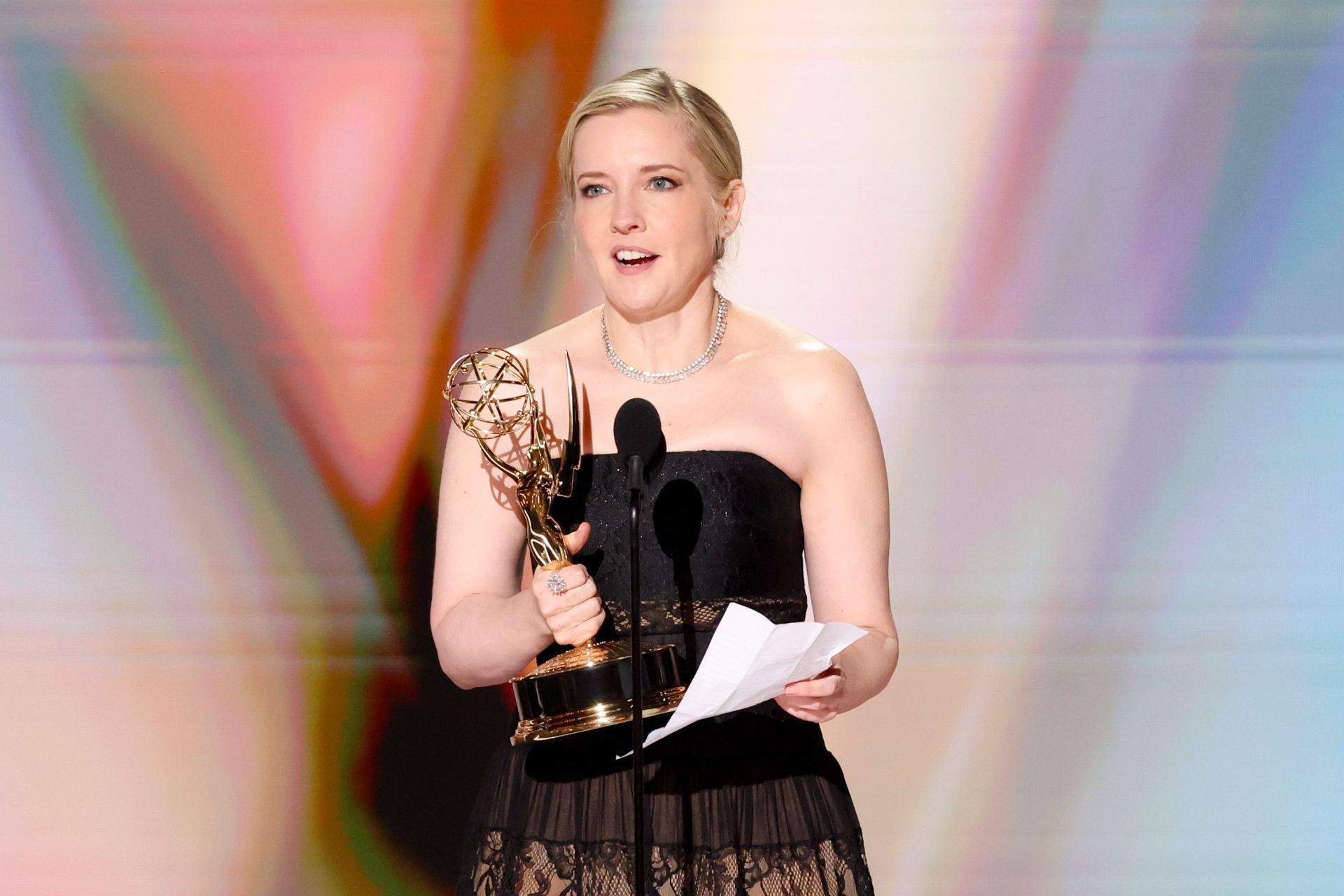 Katie Dippold recibe un Emmy por Widow's Bay.