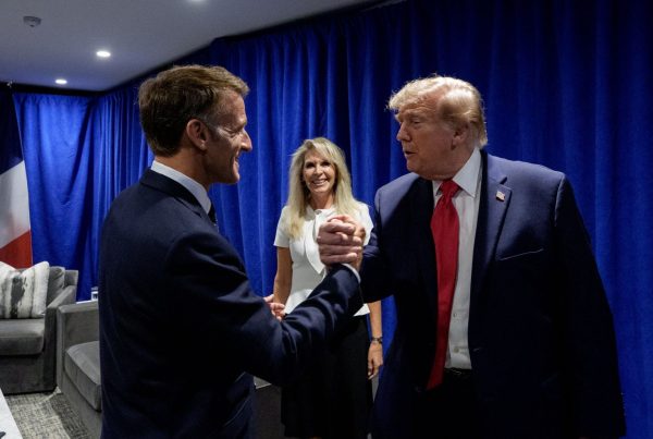 Emmanuel Macron se reúne con Donald Trump en Nueva York.