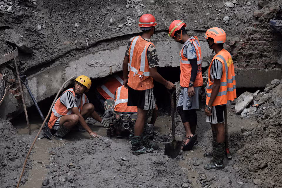 Rescatan a dos personas que estuvieron atrapadas casi diez días tras inundaciones en Nepal.