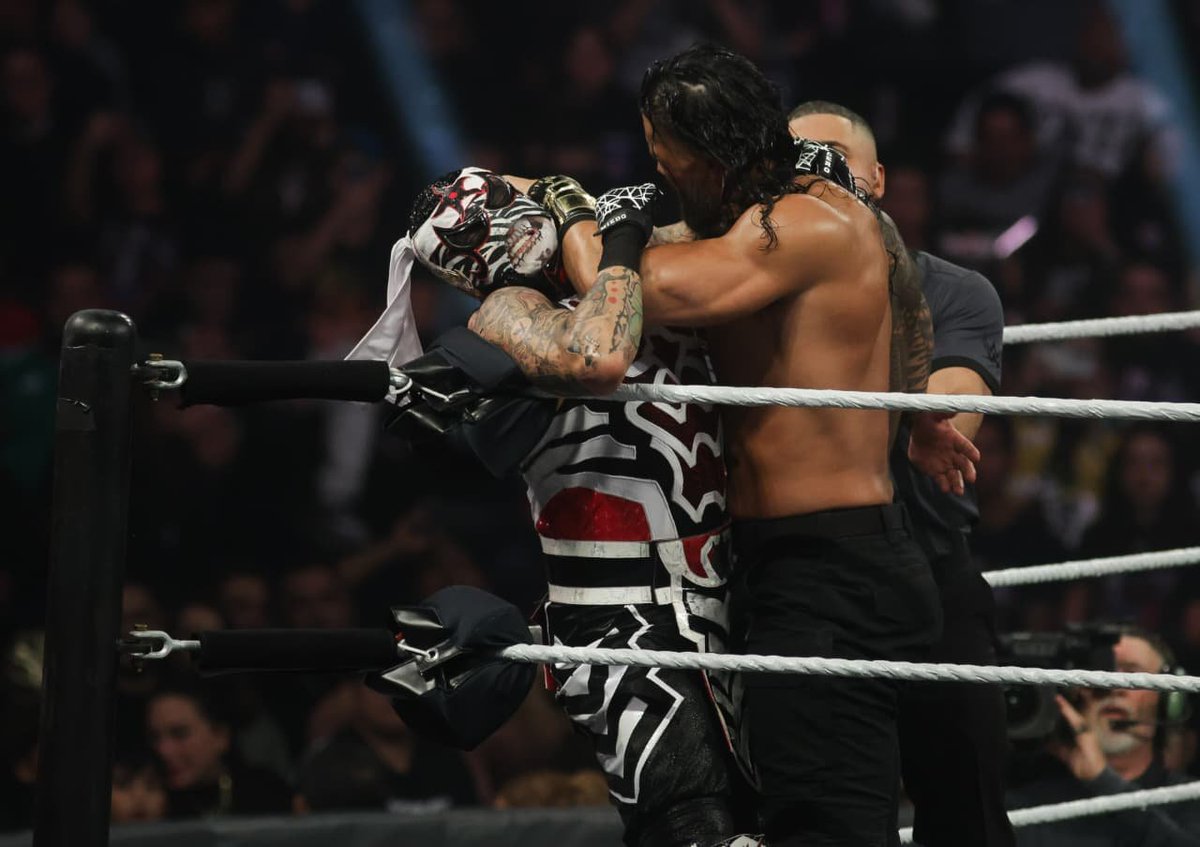 Penta pierde campeonato ante Roman Reigns.