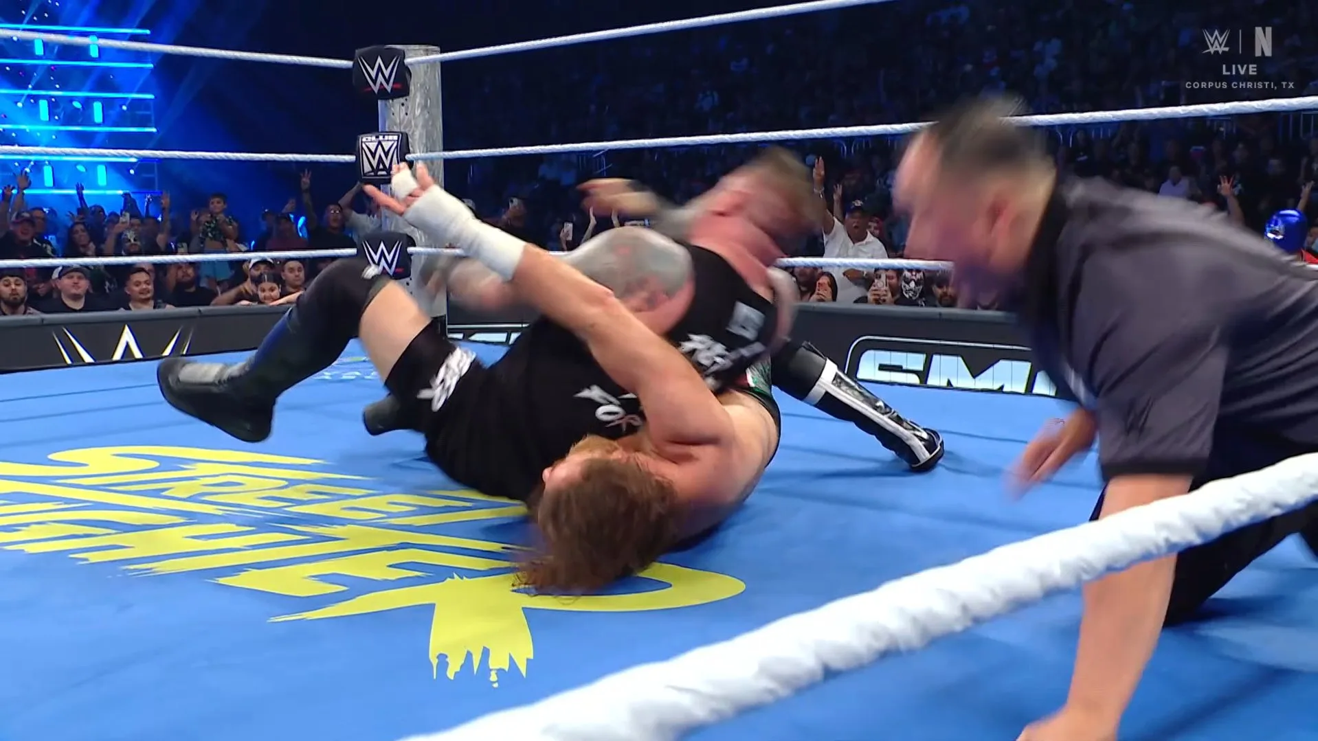 Sami Zayn retiene título ante Kevin Owens.