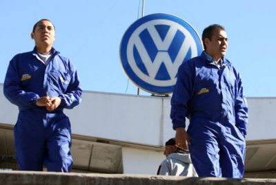 Trabajadores de VW Puebla rechazan acuerdo salarial.